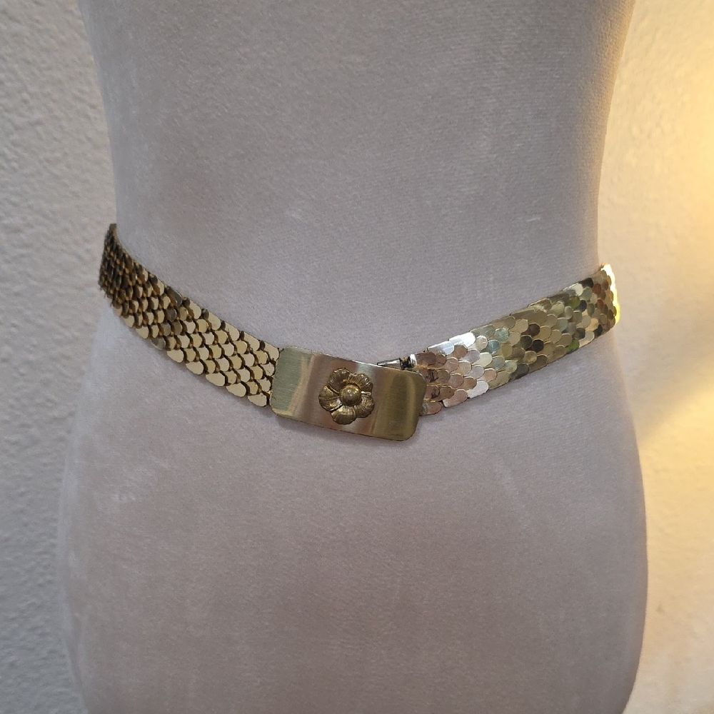 Vintage 1980s gold-tone metal fish-scale stretch belt with a flower